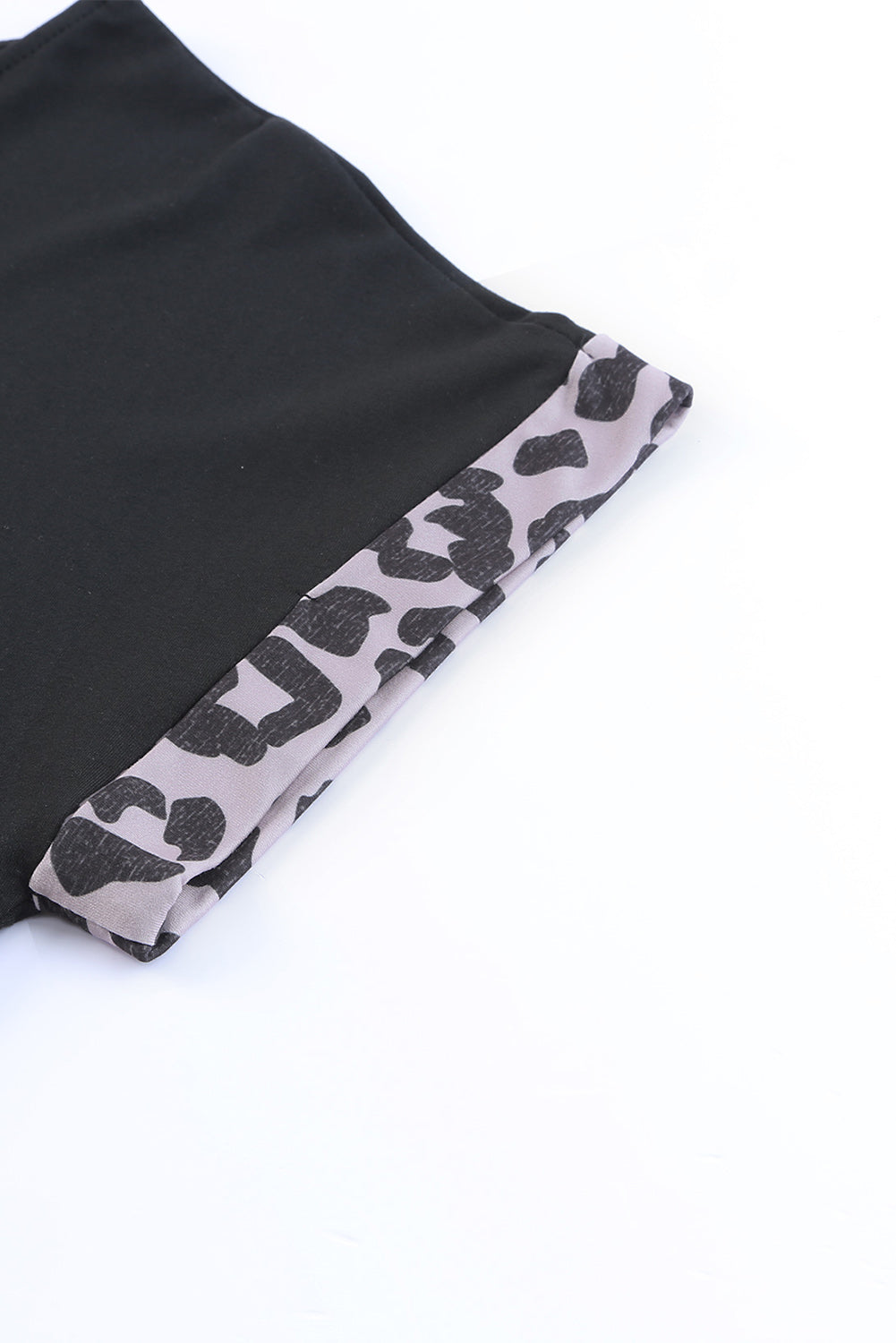 Vestido estilo camiseta de manga corta con estampado de leopardo liso en contraste negro con aberturas