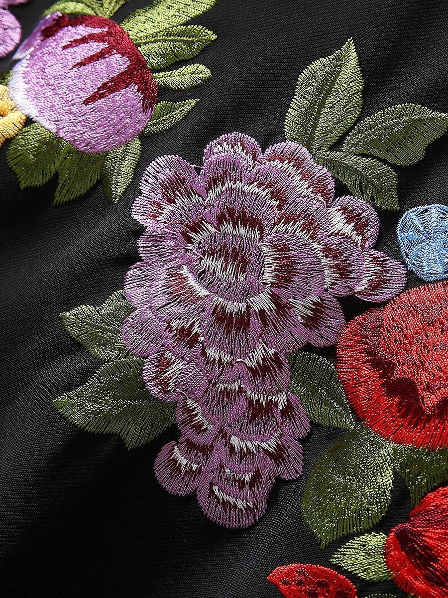 Modisches Kleid mit Blumenstickerei für Damen