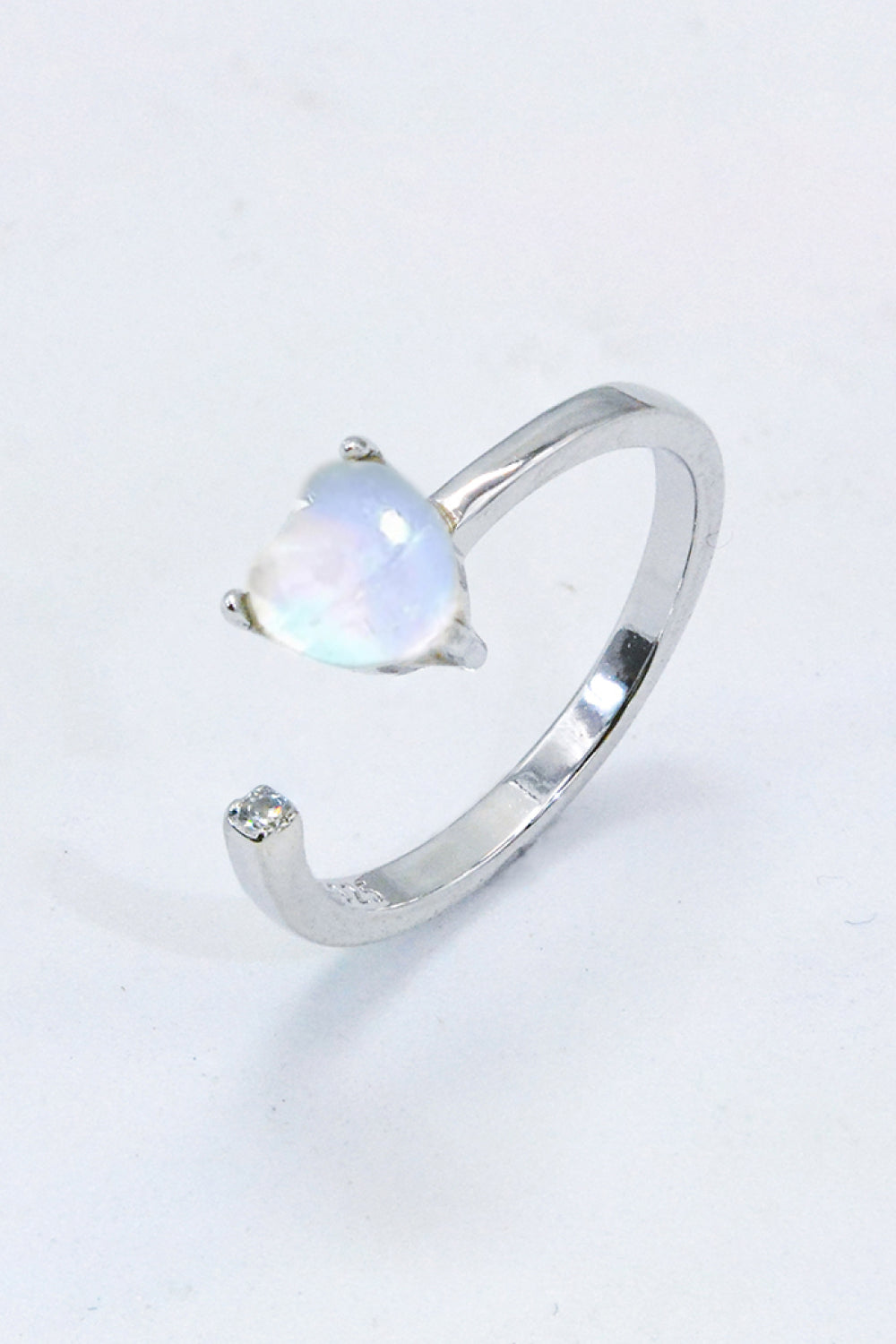 Anillo abierto ajustable con corazón de piedra lunar con incrustaciones