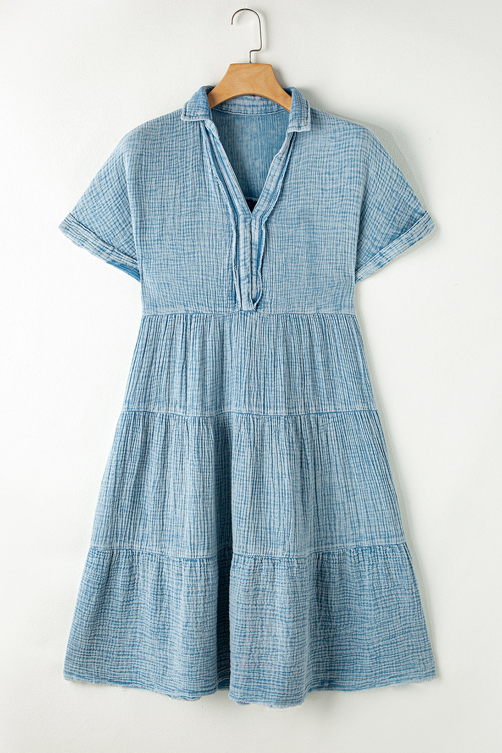 Beau Blue Mineral Wash Crinkle-Kleid mit geteiltem Ausschnitt und ungesäumtem Saum