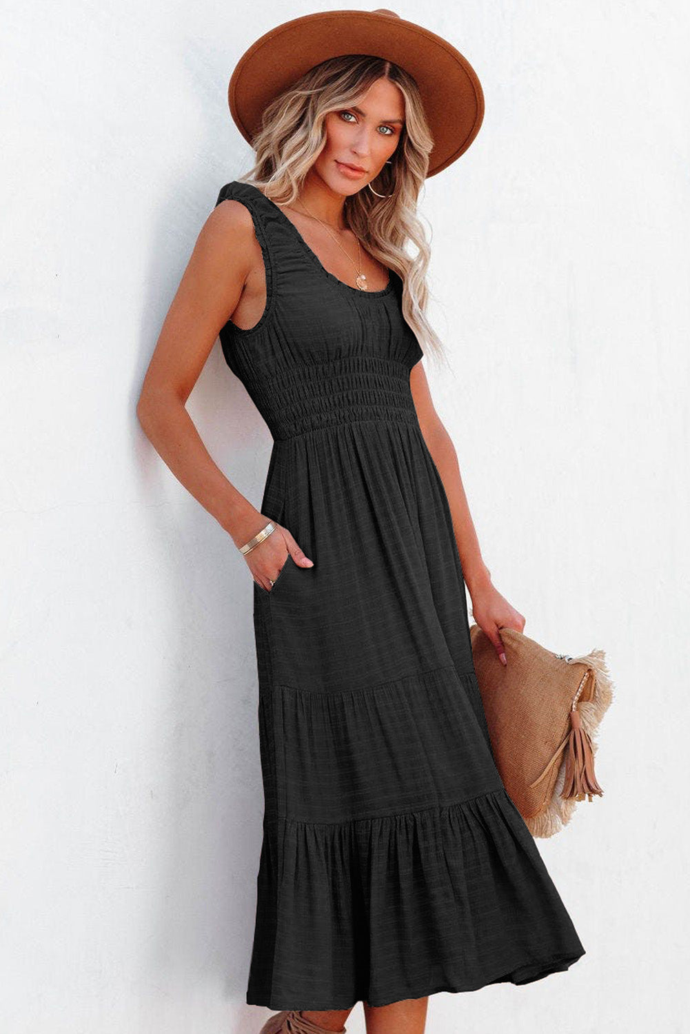 Vestido midi con volantes y pliegues sin mangas con cuello en U negro