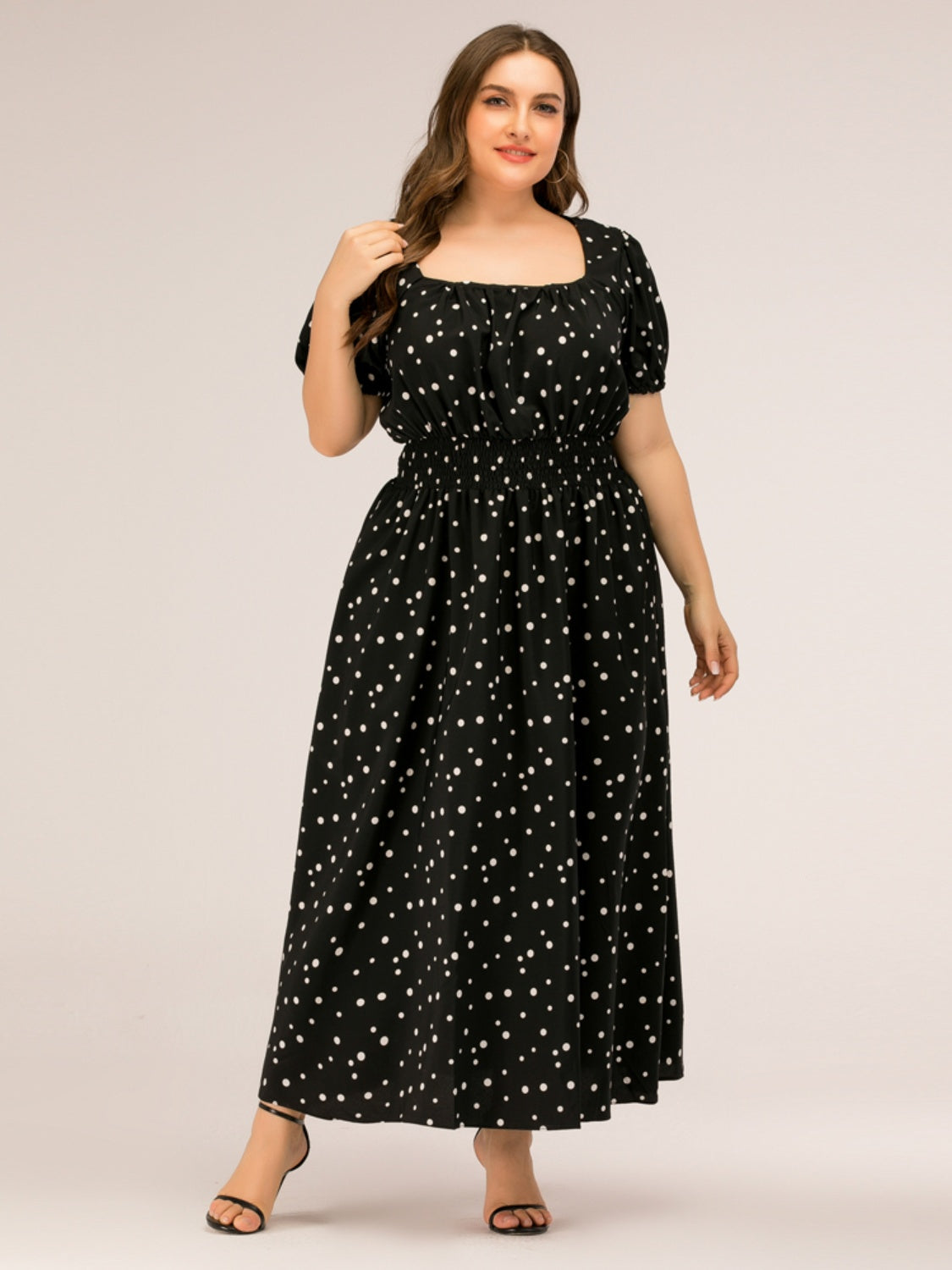 Plus-Size-Kleid mit gepunktetem eckigem Ausschnitt