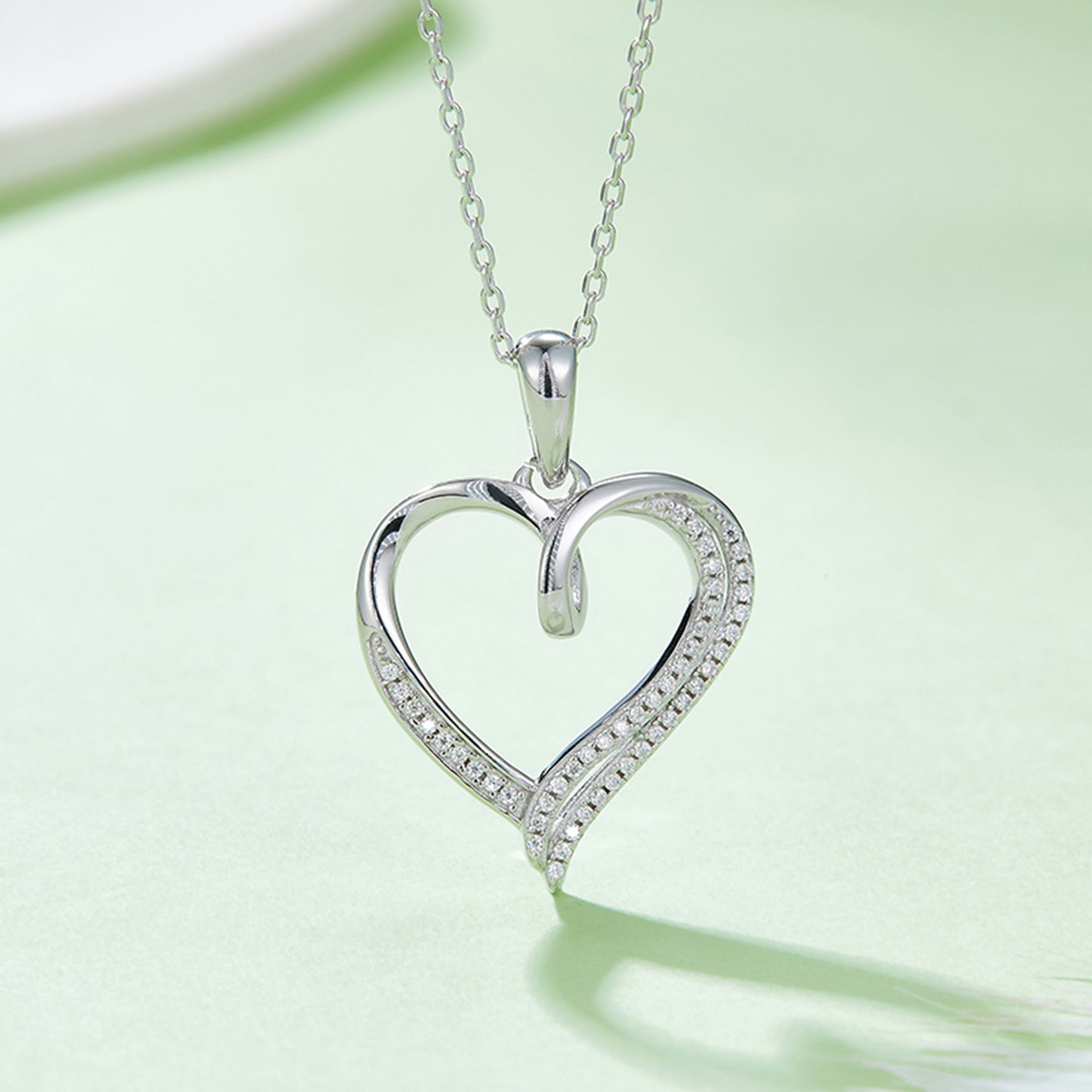 Collar con forma de corazón de plata de ley 925 con moissanita