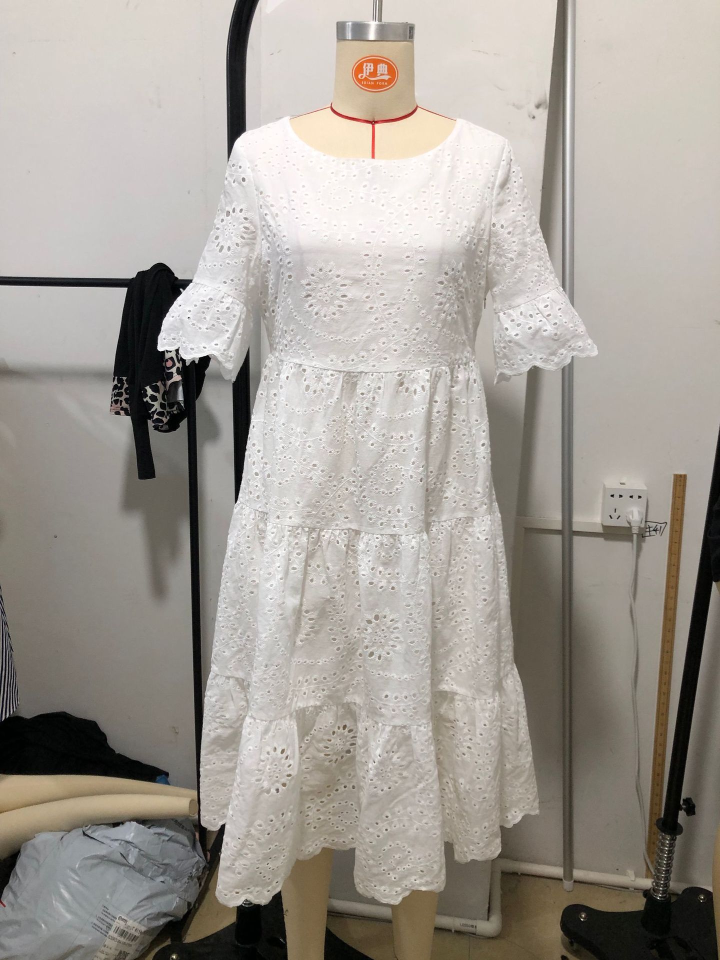 Lässiges Damenkleid mit Stickereien, Rundhalsausschnitt, kurzen Ärmeln und Rüschenärmeln in der Taille