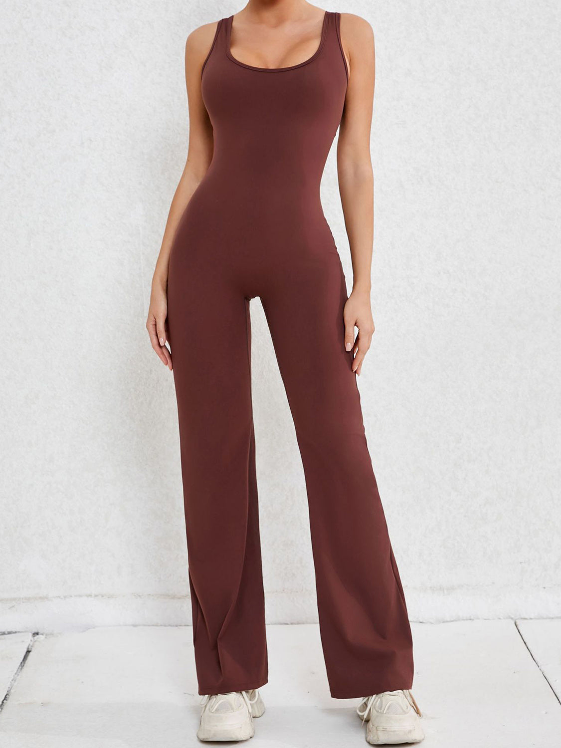 Active-Jumpsuit mit weiten Trägern und U-Ausschnitt und Ausschnitten