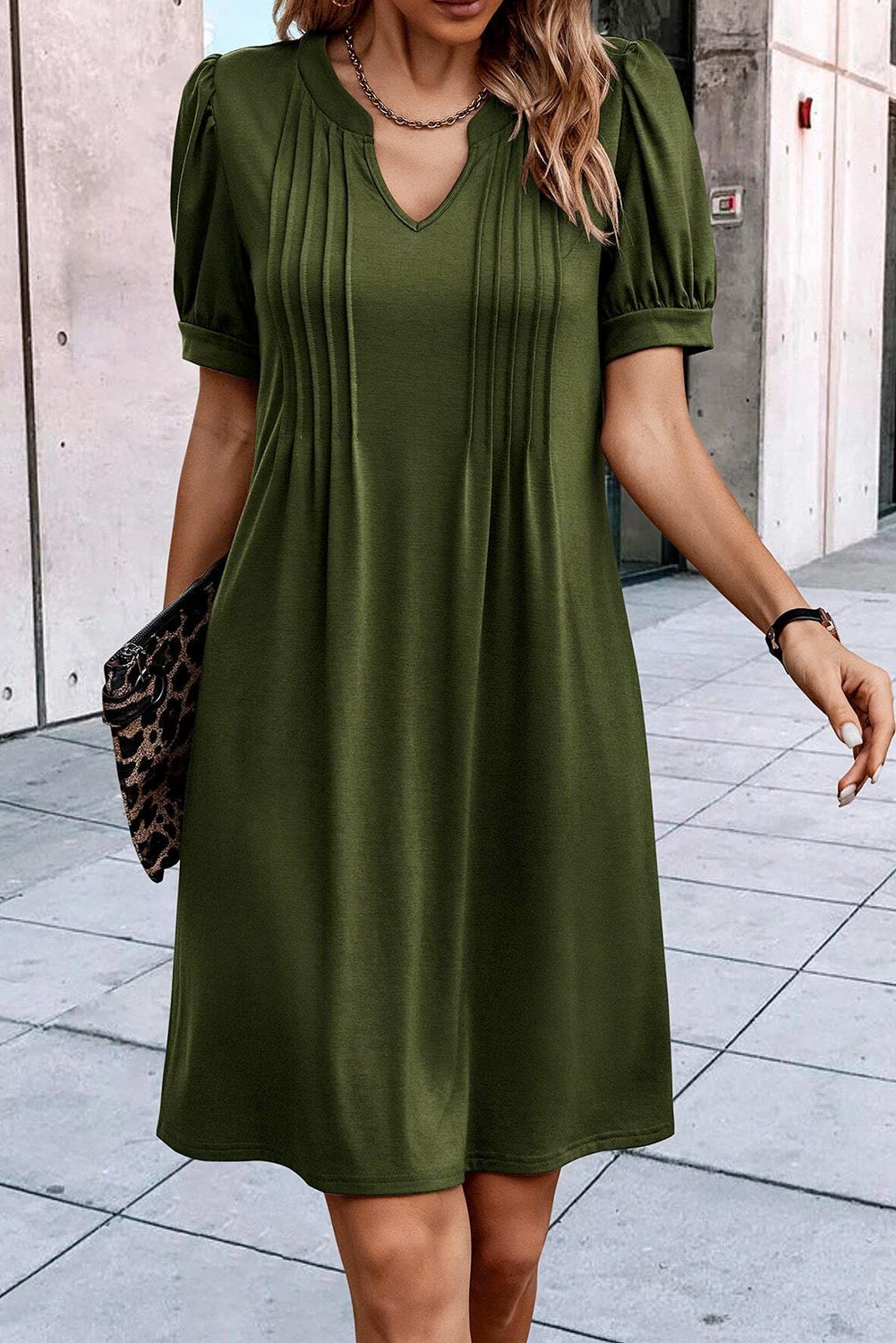 Vestido estilo camiseta recto con mangas abullonadas y plisadas con cuello con muesca verde helecho