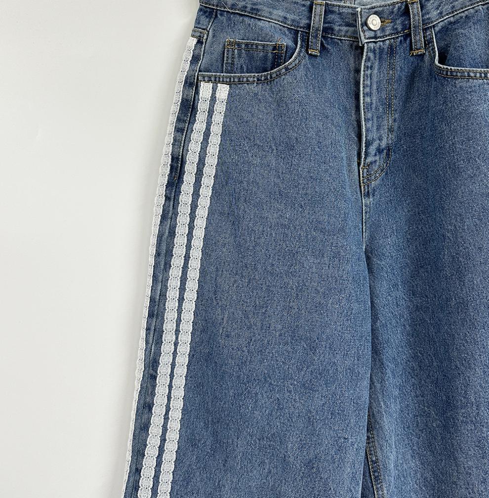 Lockere Jeans mit hoher Taille und Spitzenschleifennähten