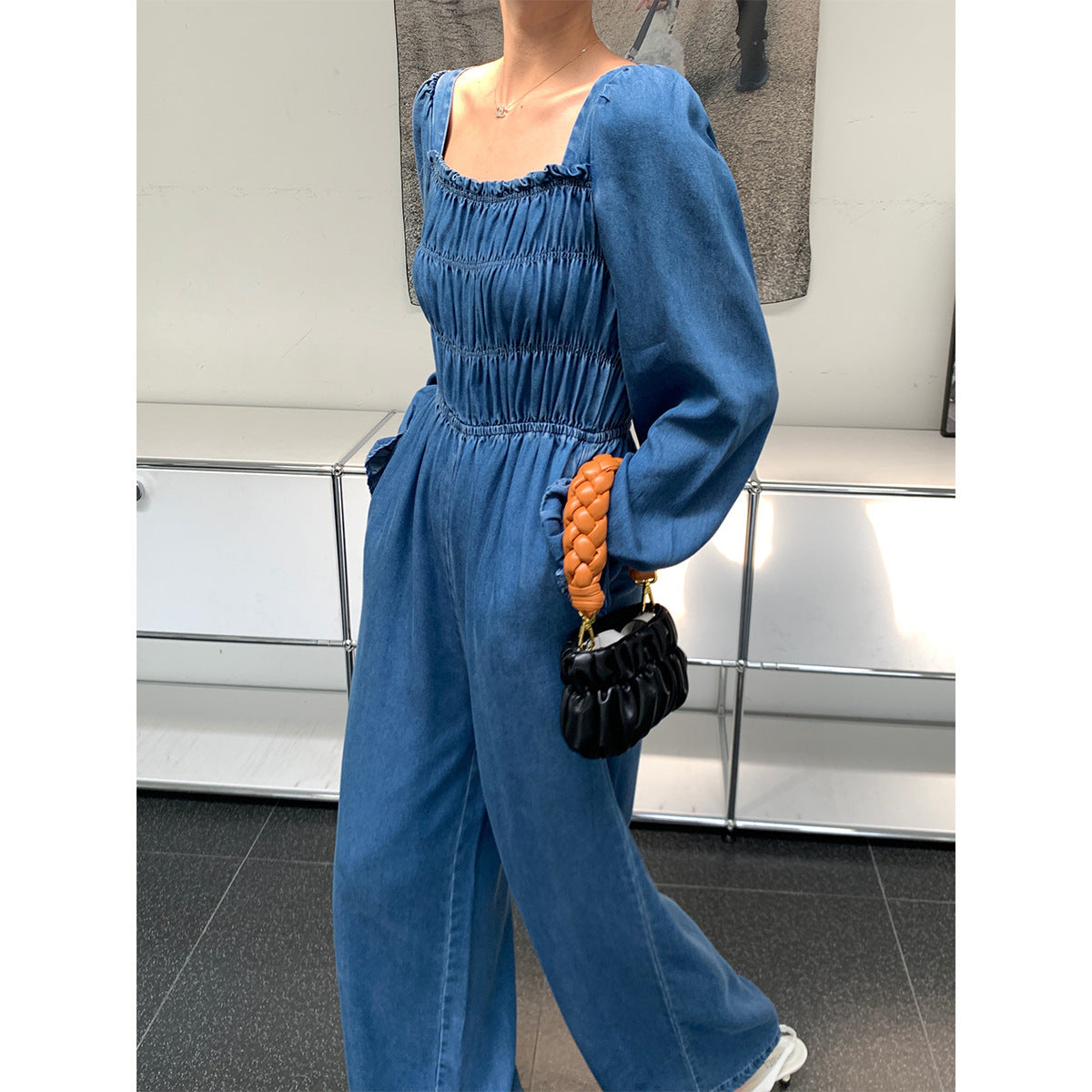 Damen Design Jumpsuit aus Denim mit gesmoktem, eckigem Ausschnitt