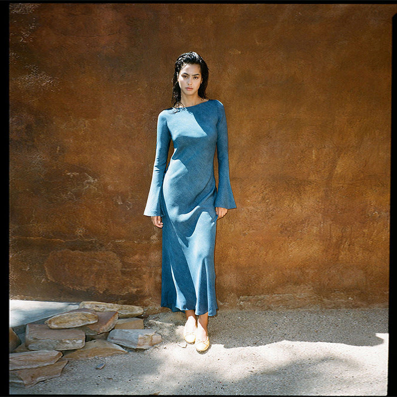 Blaues langärmliges Seidenkleid mit Sonnenschutz im Urlaubsstil