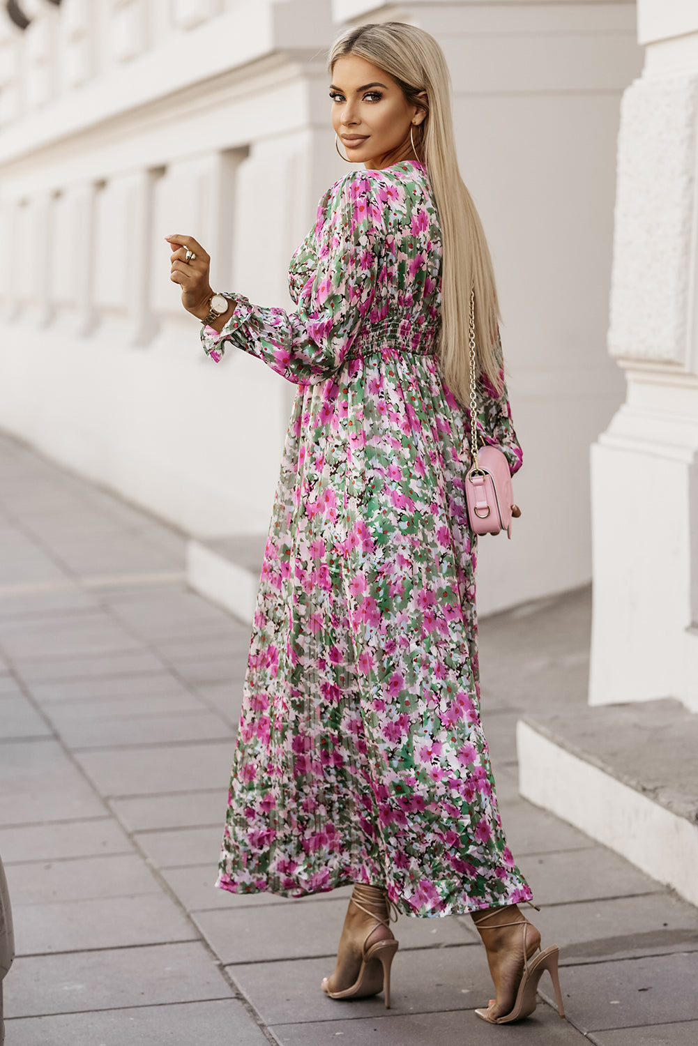 Vestido largo estampado floral con cuello en V profundo y cintura ceñida fruncida verde