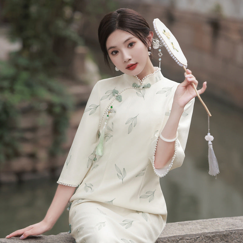 Aprikosenfarbenes Cheongsam-Kleid mit Spitzenstickerei und Glockenärmeln