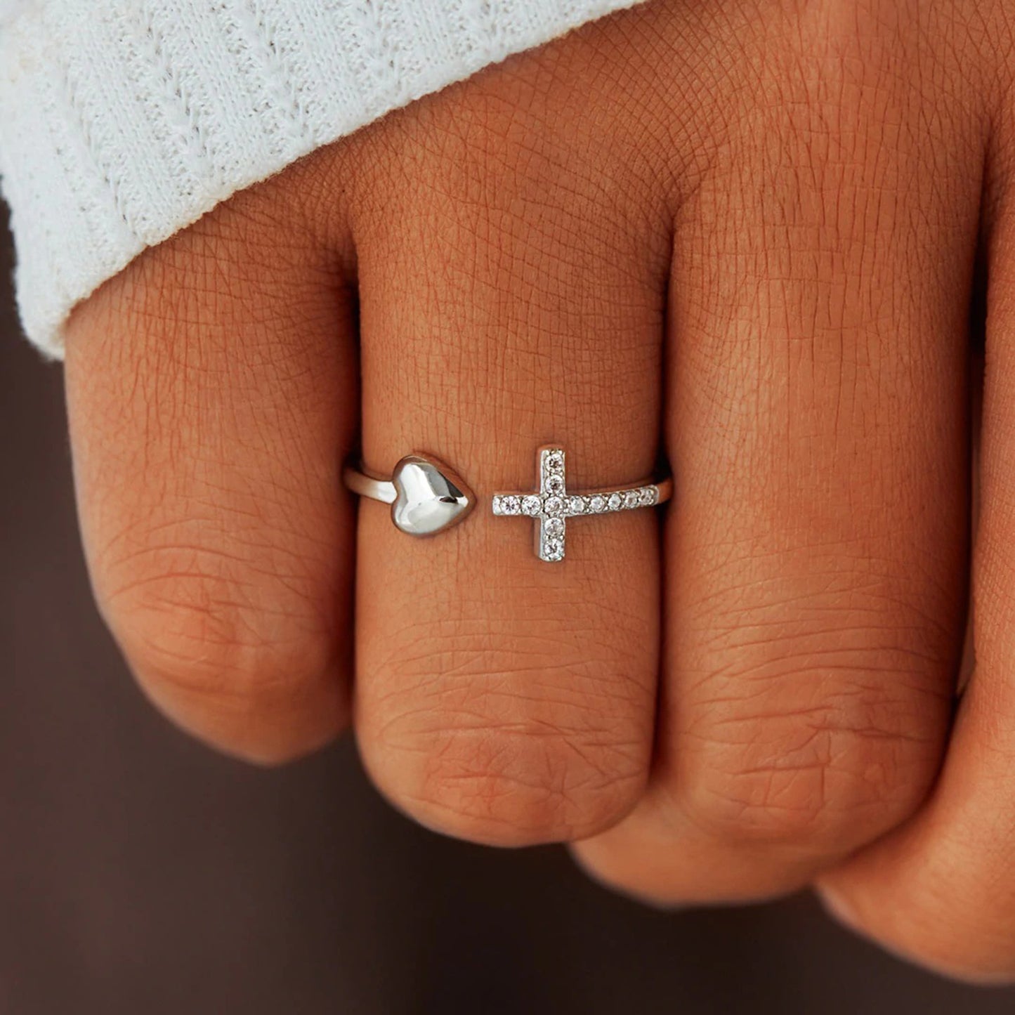 Herzförmiger offener Ring mit eingelegtem Zirkon und Kreuz