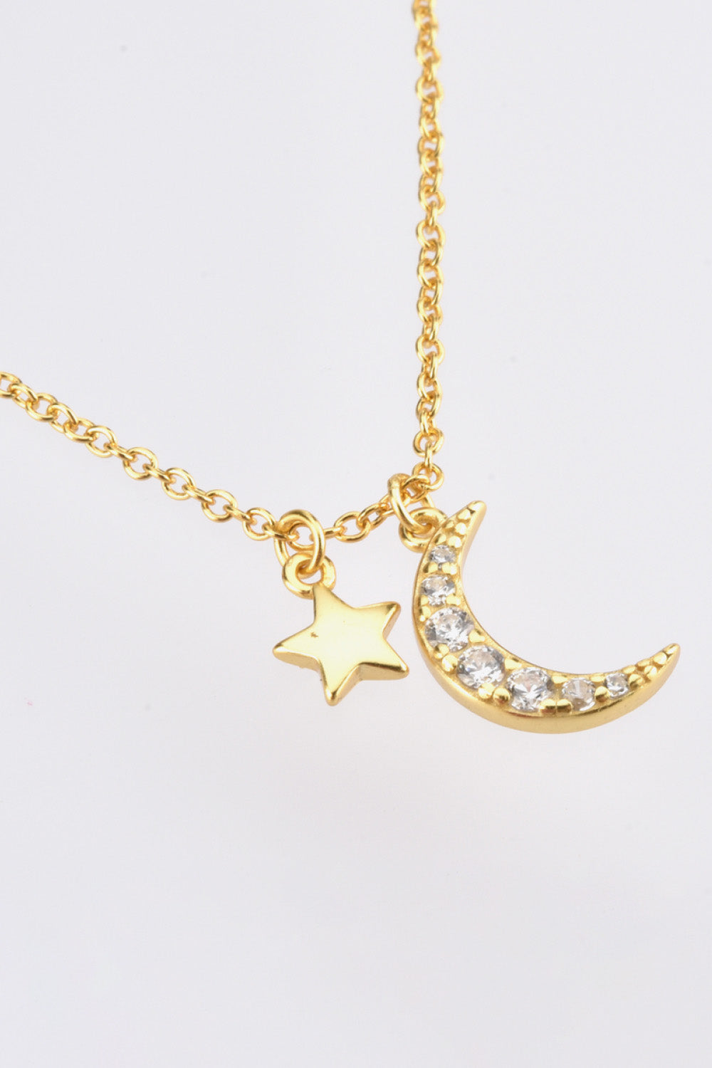 Halskette mit Stern- und Mondanhänger aus Zirkon