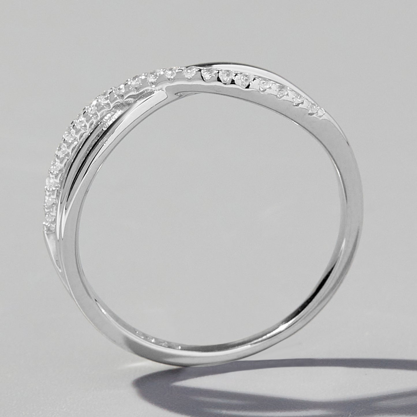 Ring aus 925er-Sterlingsilber mit kreuz und quer eingelegtem Zirkon