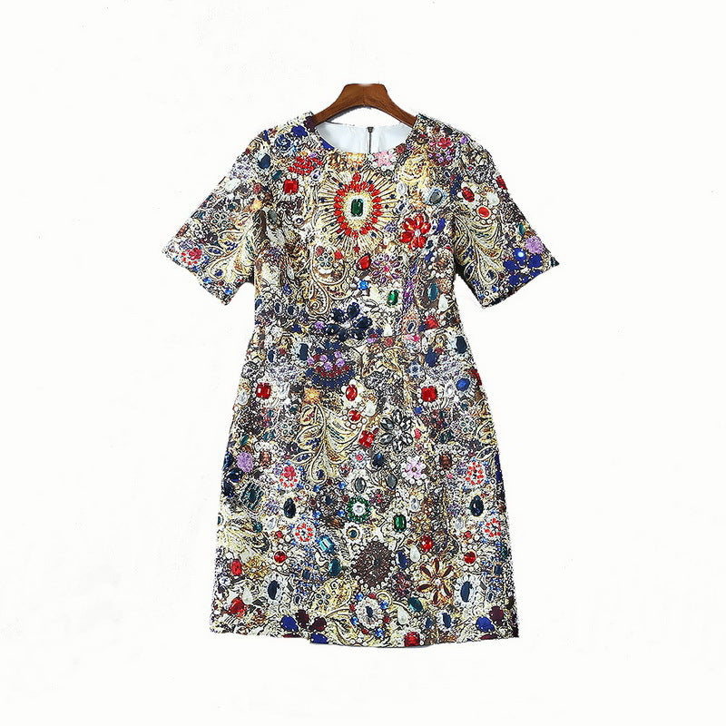 Taillenenges Kleid mit abstraktem Kunstdruck
