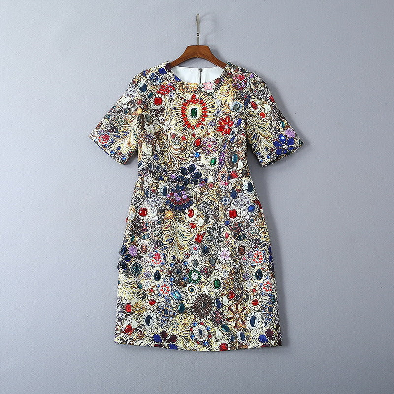 Taillenenges Kleid mit abstraktem Kunstdruck