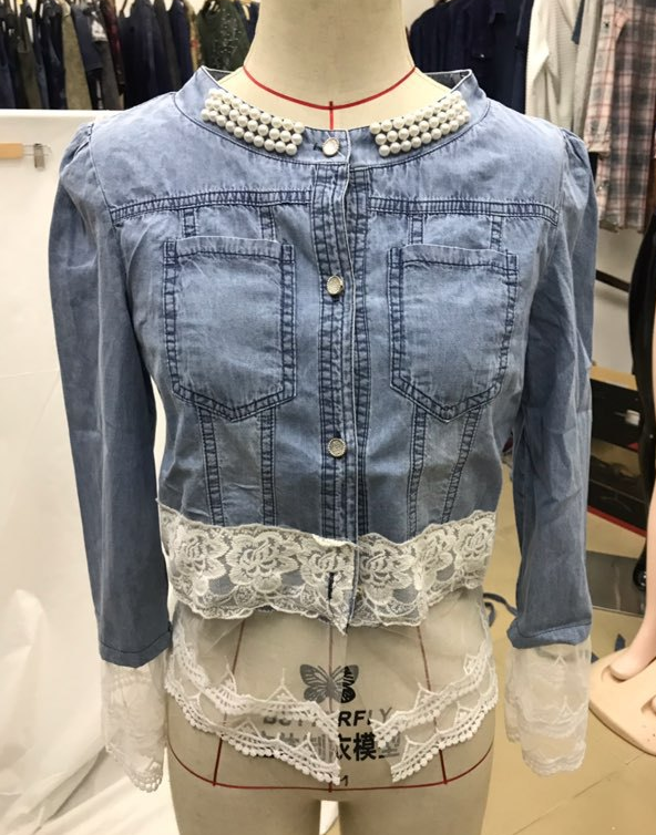 Jeansjacke mit Perlennähten