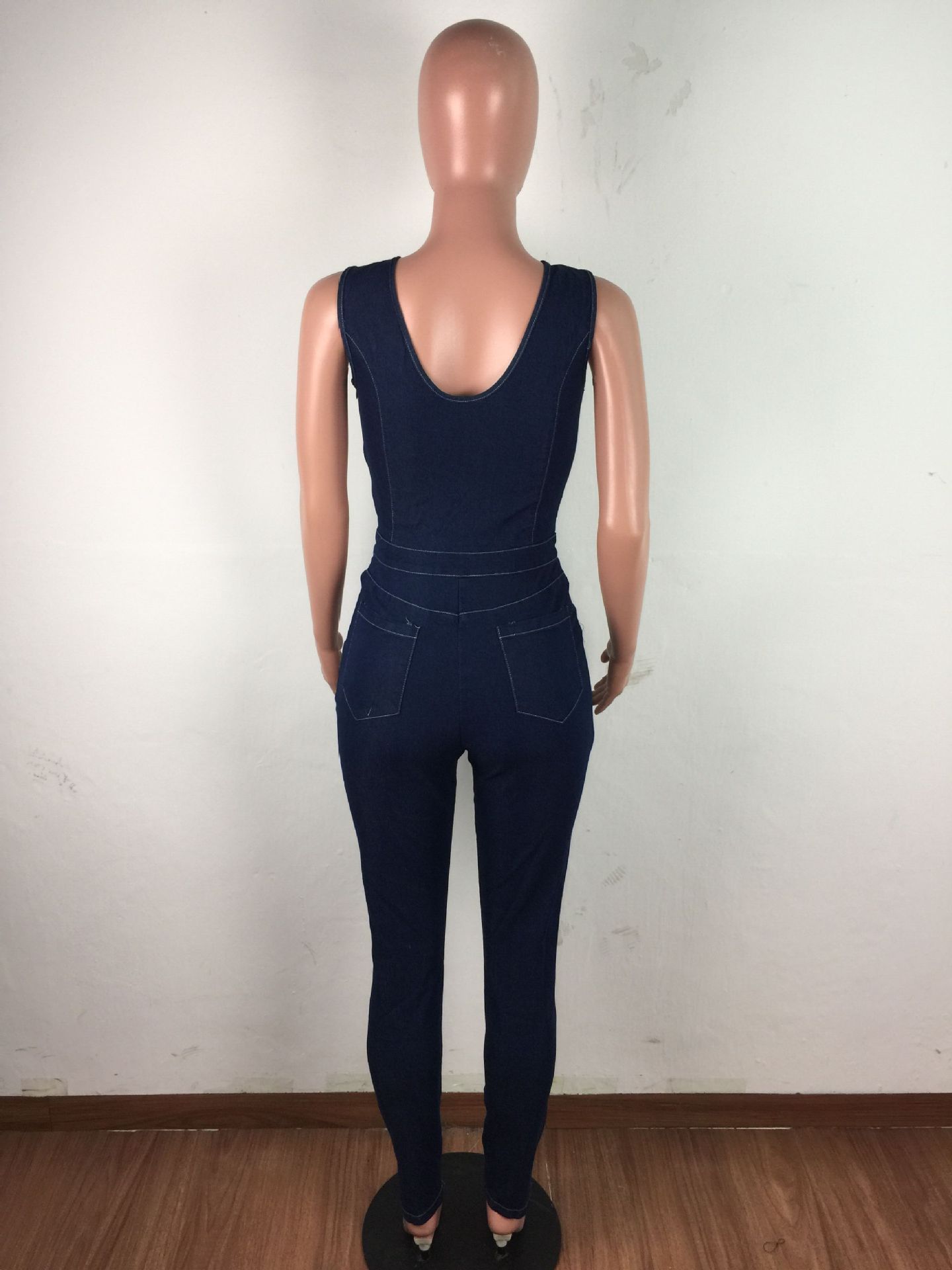 Ärmelloser, schmal geschnittener, sexy Denim-Overall mit Ösenträgern