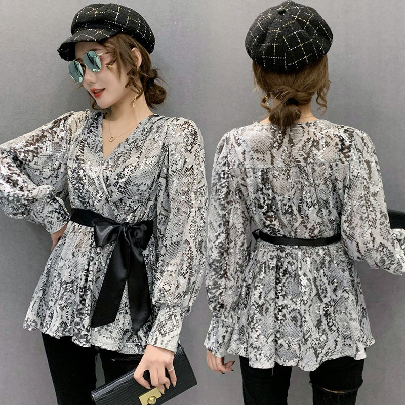 Bluse mit Schlangenmuster Design Sense Mittellanges Chiffonhemd mit V-Ausschnitt und langen Ärmeln und Gürtel