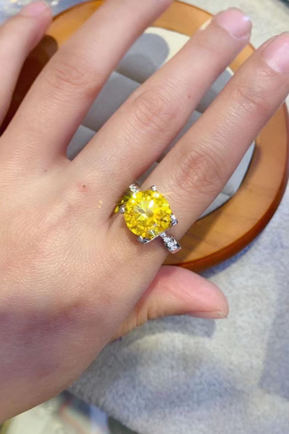 Anillo de plata de ley 925 con moissanita de 5 quilates en amarillo plátano