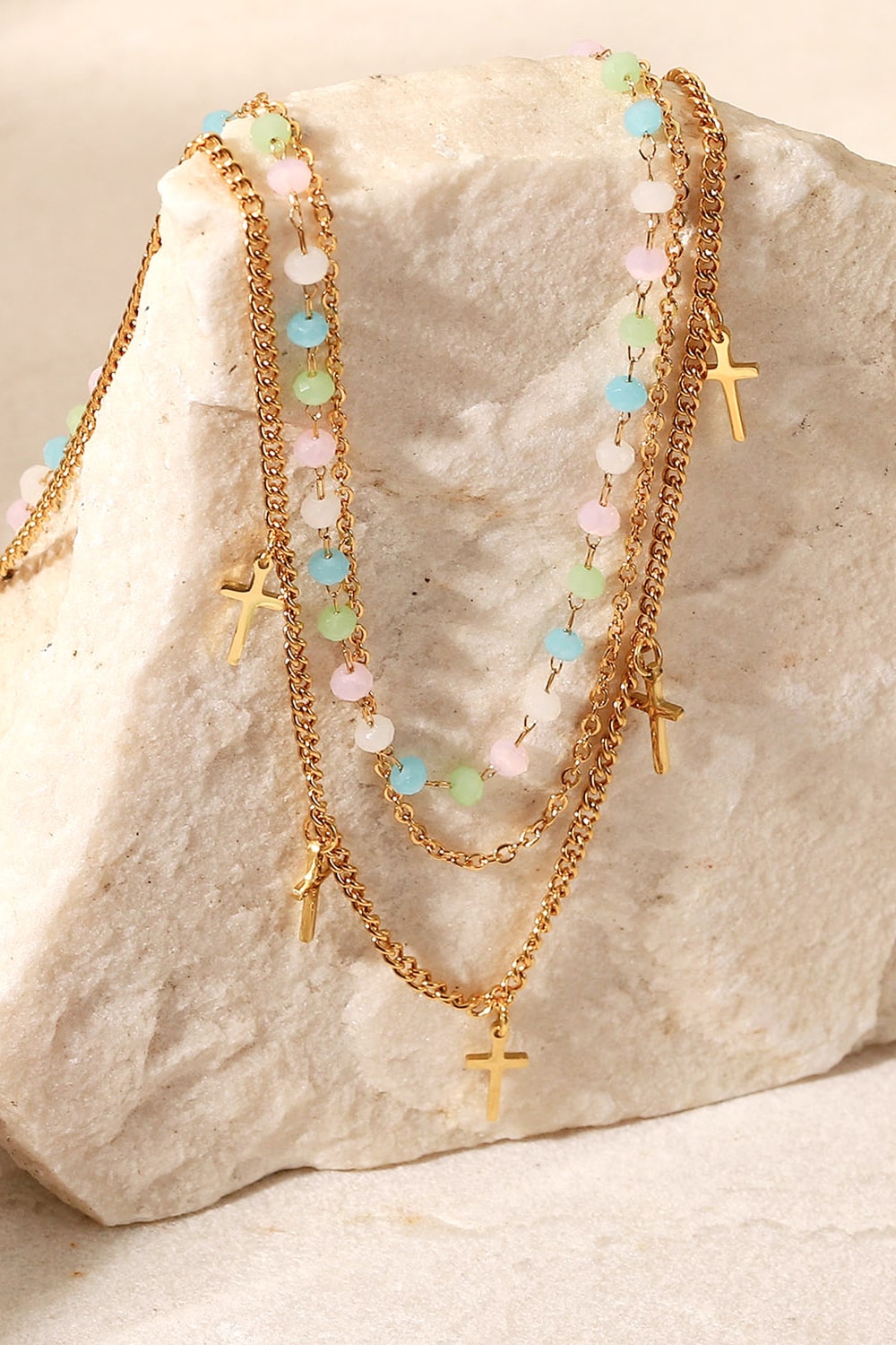 Dreilagige Halskette mit 18 Karat vergoldetem Kreuzanhänger