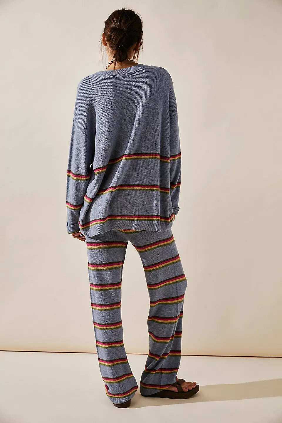 Damenbekleidung, temperamentvoll, Rundhalsausschnitt, langärmelig, gestreift, zweiteiliger Pullover, lockere Freizeithose