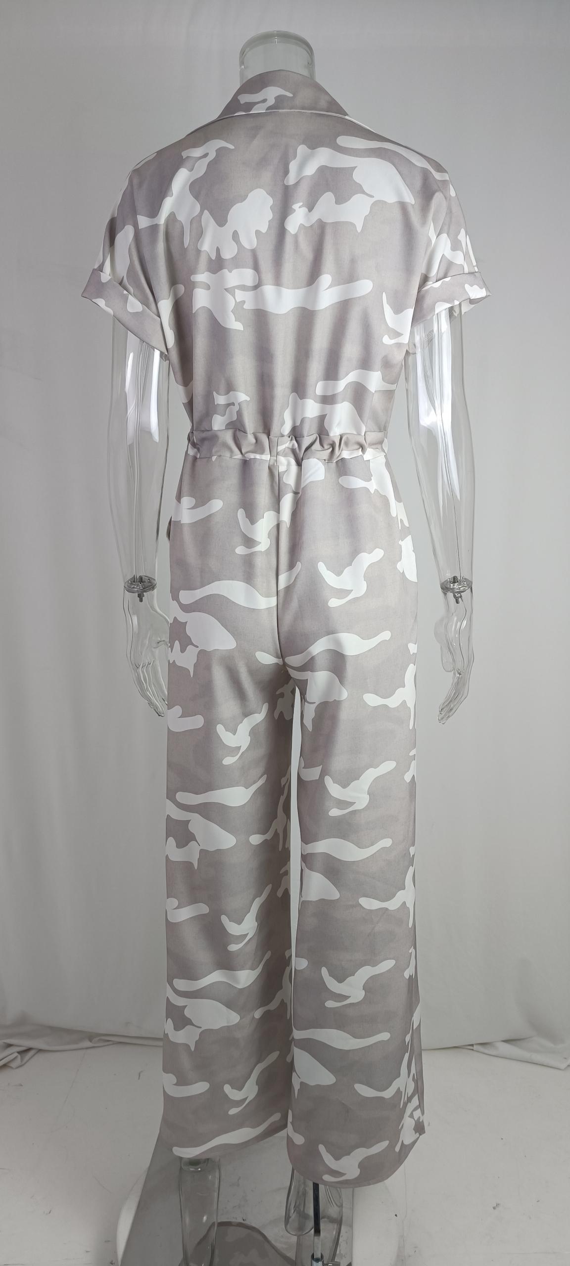 Modischer Jumpsuit mit Polokragen, Knopfleiste und Aufdruck