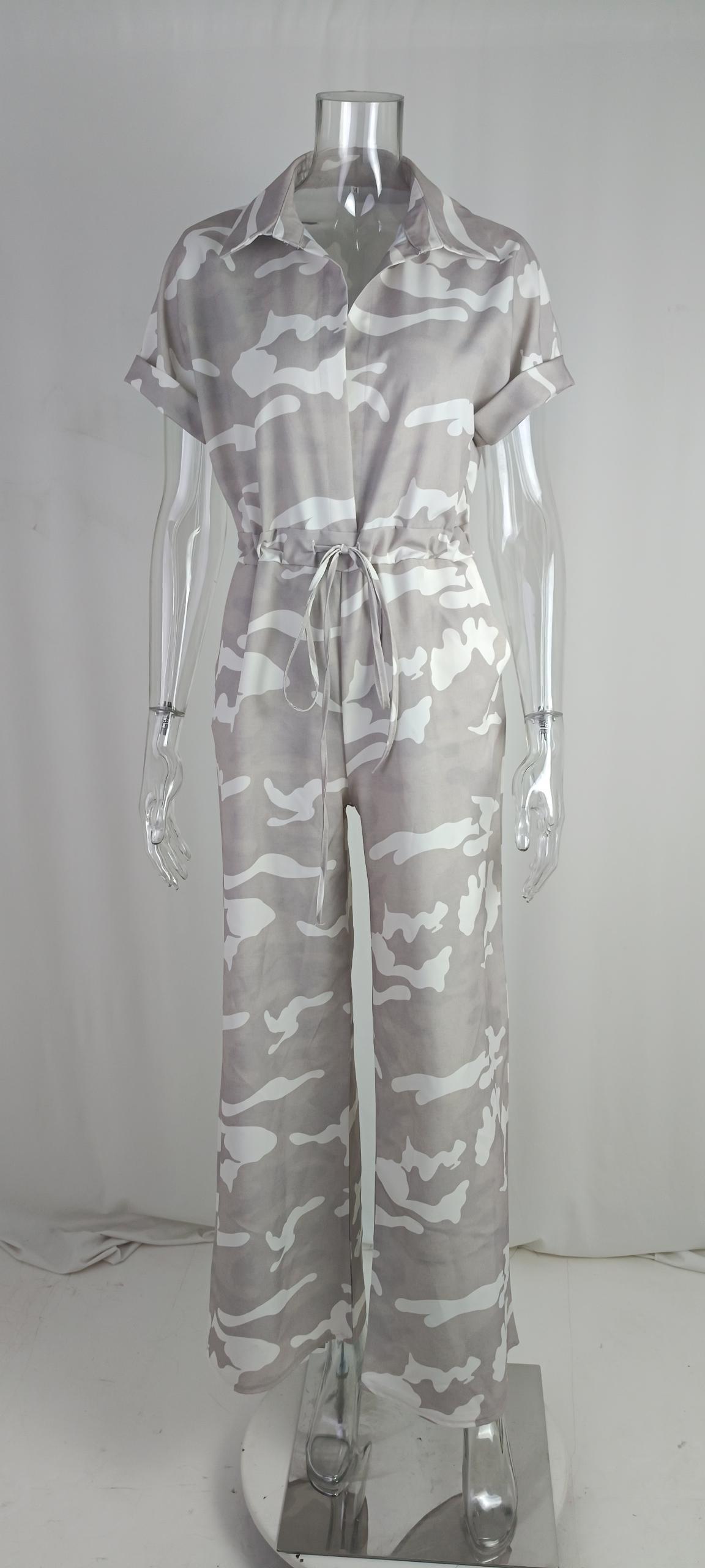 Modischer Jumpsuit mit Polokragen, Knopfleiste und Aufdruck