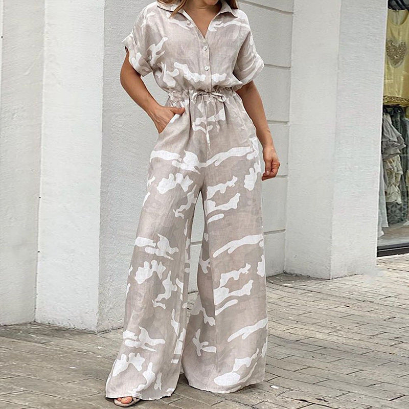 Modischer Jumpsuit mit Polokragen, Knopfleiste und Aufdruck