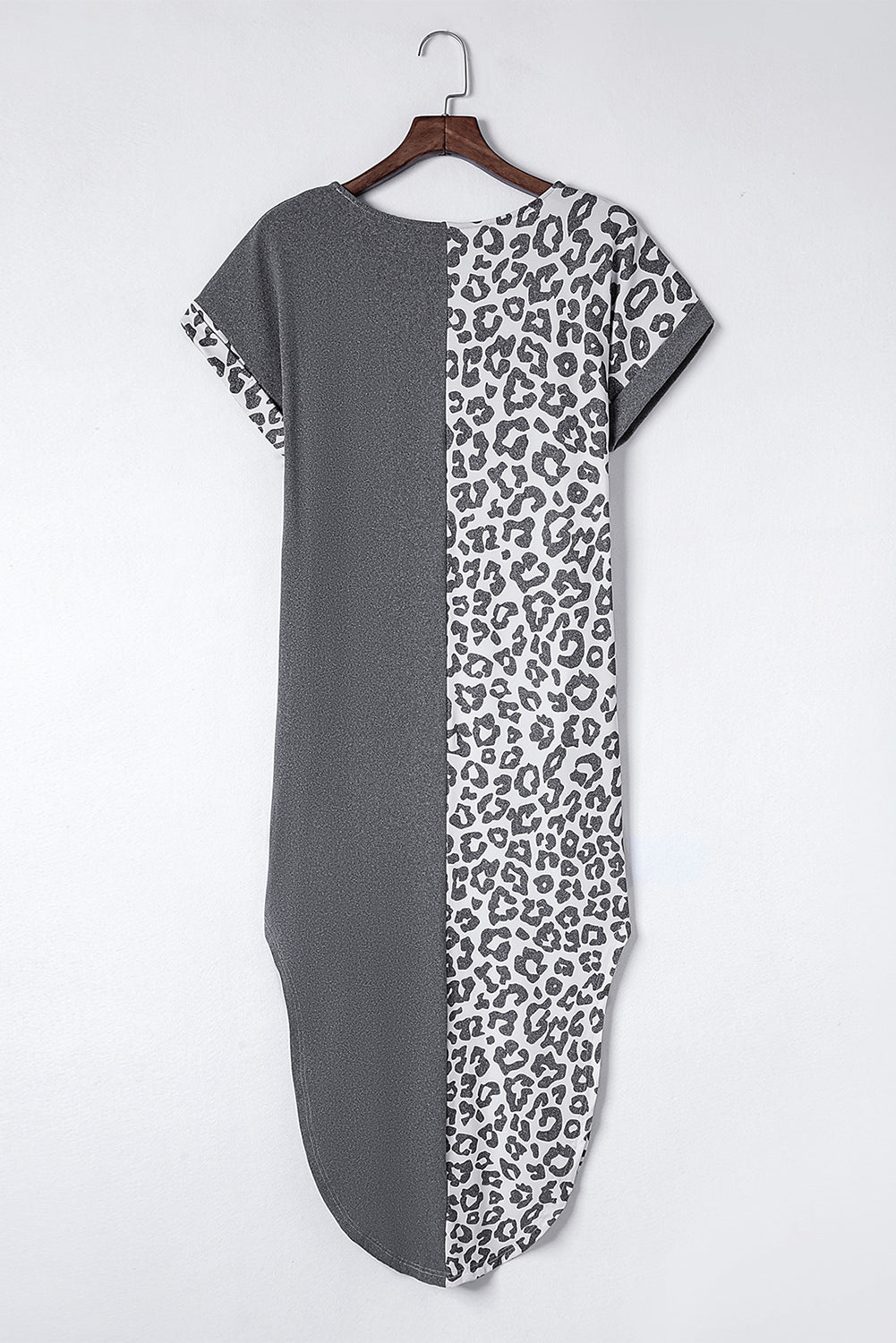 Vestido estilo camiseta de manga corta con aberturas y estampado de leopardo liso en contraste gris