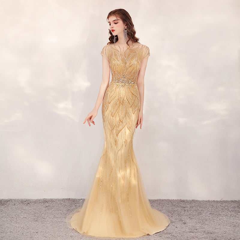 Abendkleid mit Fischschwanz-Ausschnitt in Gold und kleinem, schleppendem Temperament