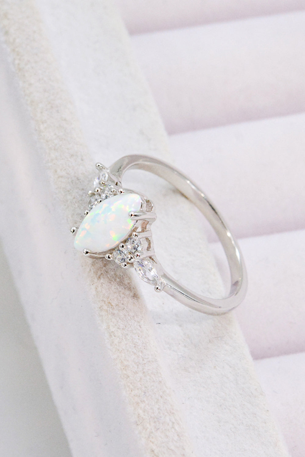 Platinierter Ring mit Opal und Zirkon