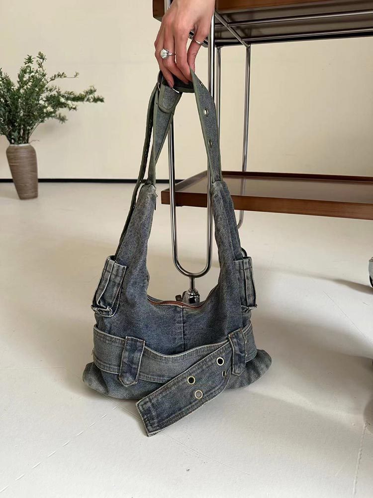 Umhängetasche aus gewaschenem Vintage-Denim mit besonderem Design