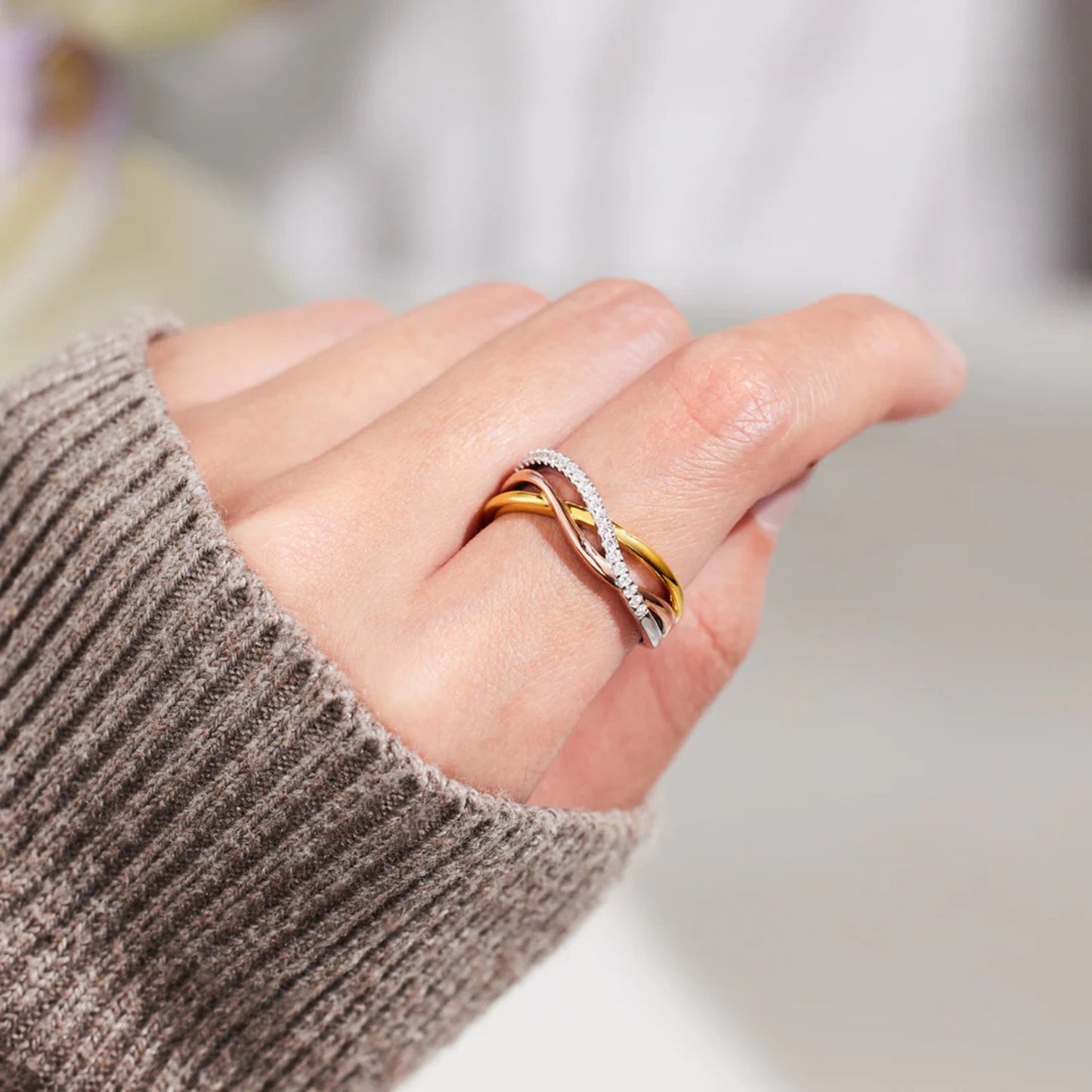Überkreuzter, vergoldeter Ring aus 925er Sterlingsilber