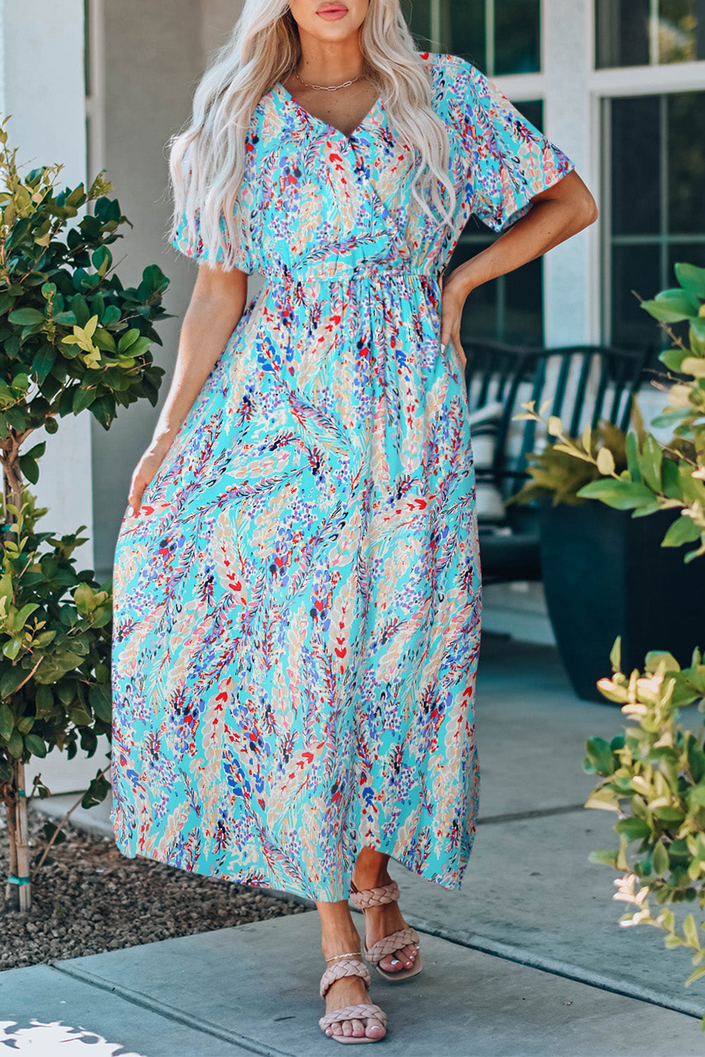 Vestido largo floral con cuello en V cruzado verde