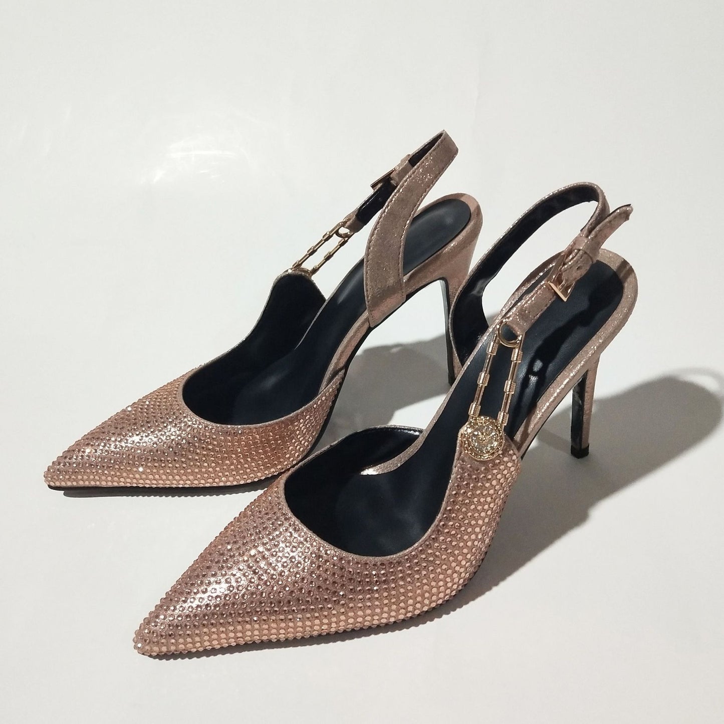 Tacones altos decorativos con tiras en la punta y diamantes de imitación para mujer