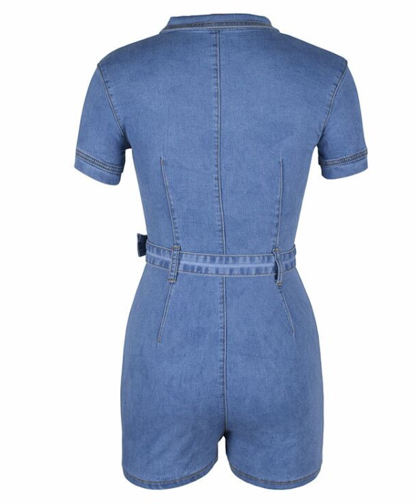 Modischer, schmaler Denim-Jumpsuit im Street-Beat-Stil mit tiefem V-Reißverschluss und Gürteltasche