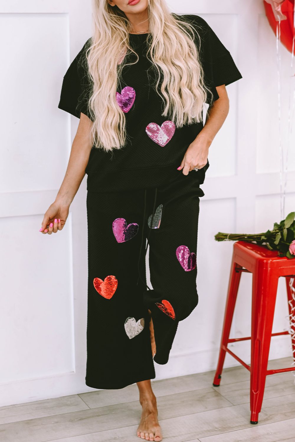 Conjunto de estar por casa con top de manga corta con lentejuelas en forma de corazón y pantalones con cordón