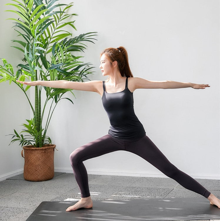 Chaleco de yoga con costuras de malla transpirable. 