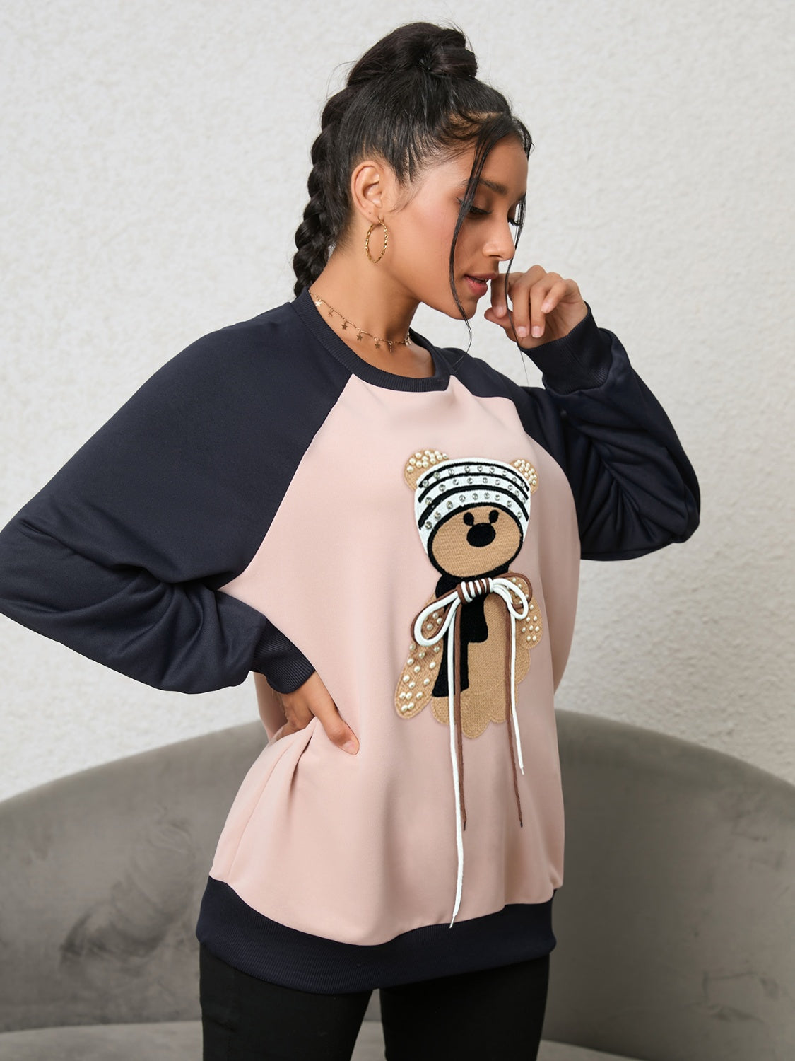 Sudadera con estampado de oso y manga raglán