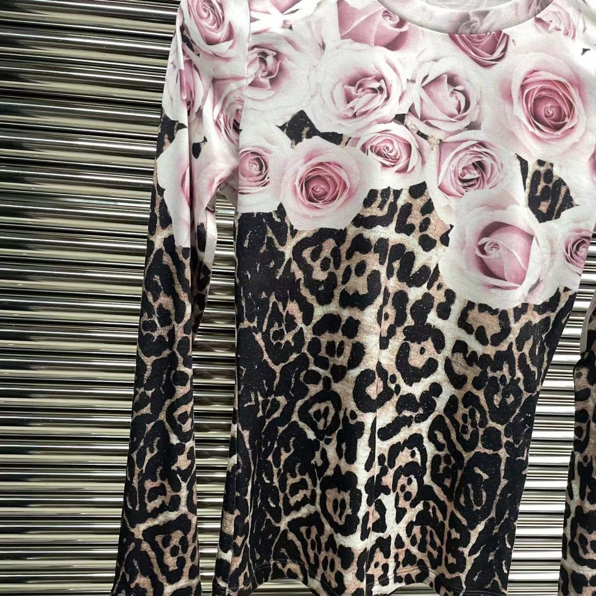 Enges, langärmliges Top mit Ethno-Print und Rosen-Leopardenmuster im Distressed-Look