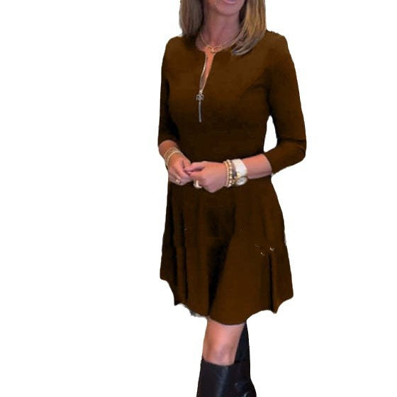 Einfarbiges, schlankes Damenkleid mit Rundhalsausschnitt und langen Ärmeln und Reißverschluss