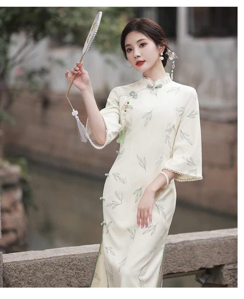 Aprikosenfarbenes Cheongsam-Kleid mit Spitzenstickerei und Glockenärmeln