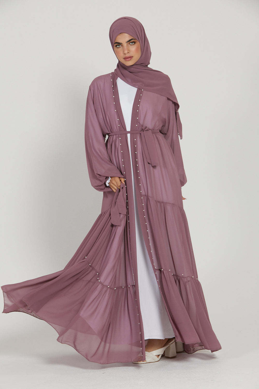 Elegante, einfarbige, perlenbesetzte muslimische Strickjacke aus Chiffon mit Schnürung