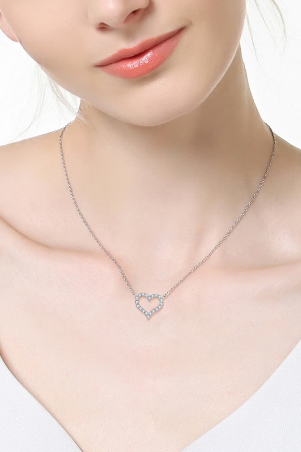 Collar de corazón chapado en platino con moissanita Adored