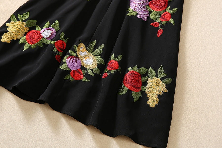 Modisches Kleid mit Blumenstickerei für Damen