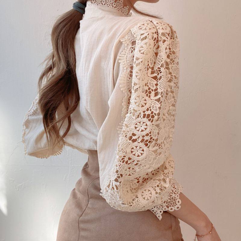 Sweet and age-reducing palace style lace stitching chic button shirt