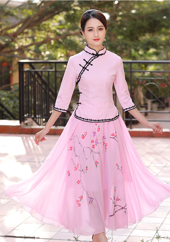 Cheongsam de manga tres cuartos con encaje de flores pequeñas