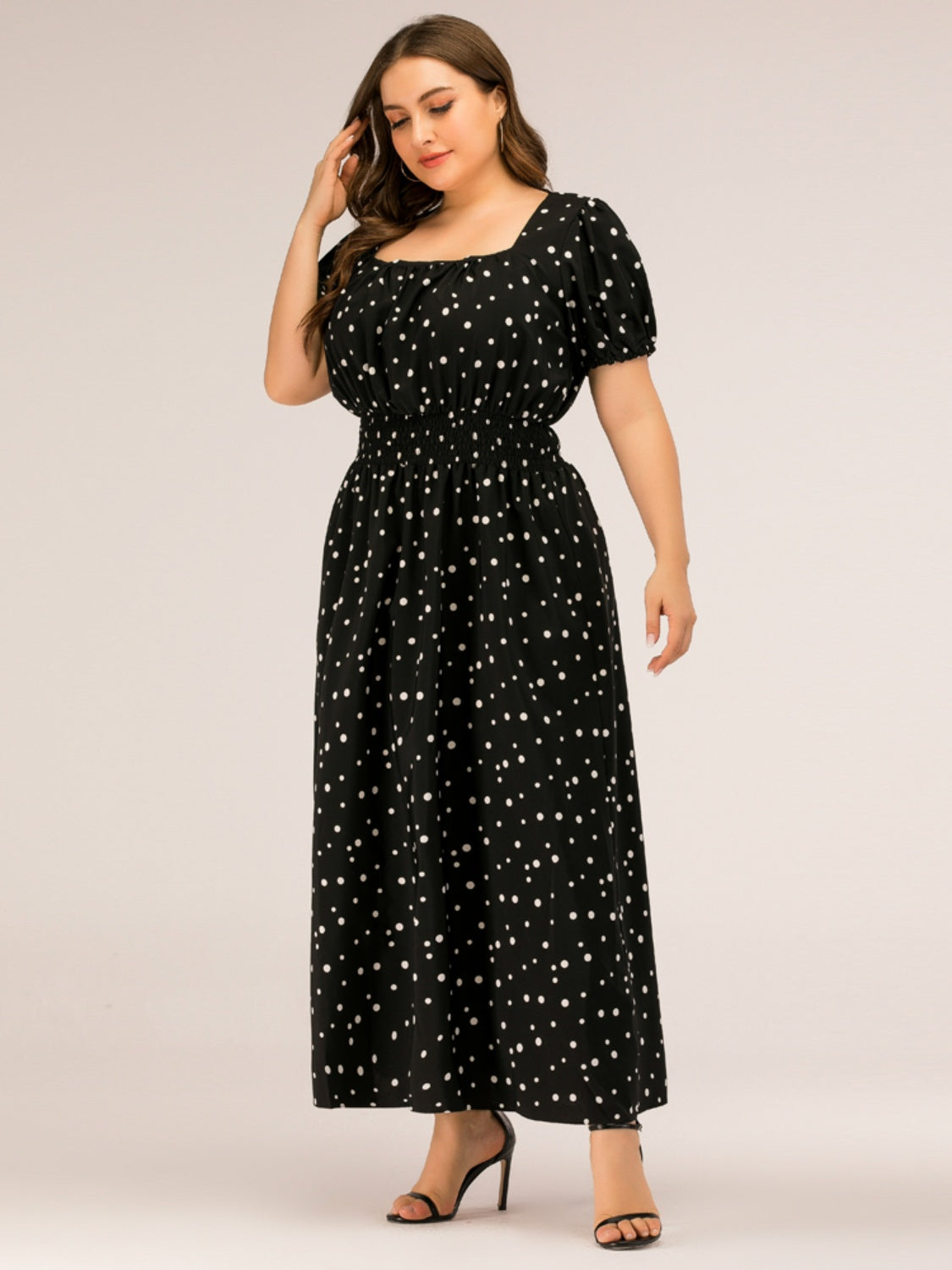 Plus-Size-Kleid mit gepunktetem eckigem Ausschnitt