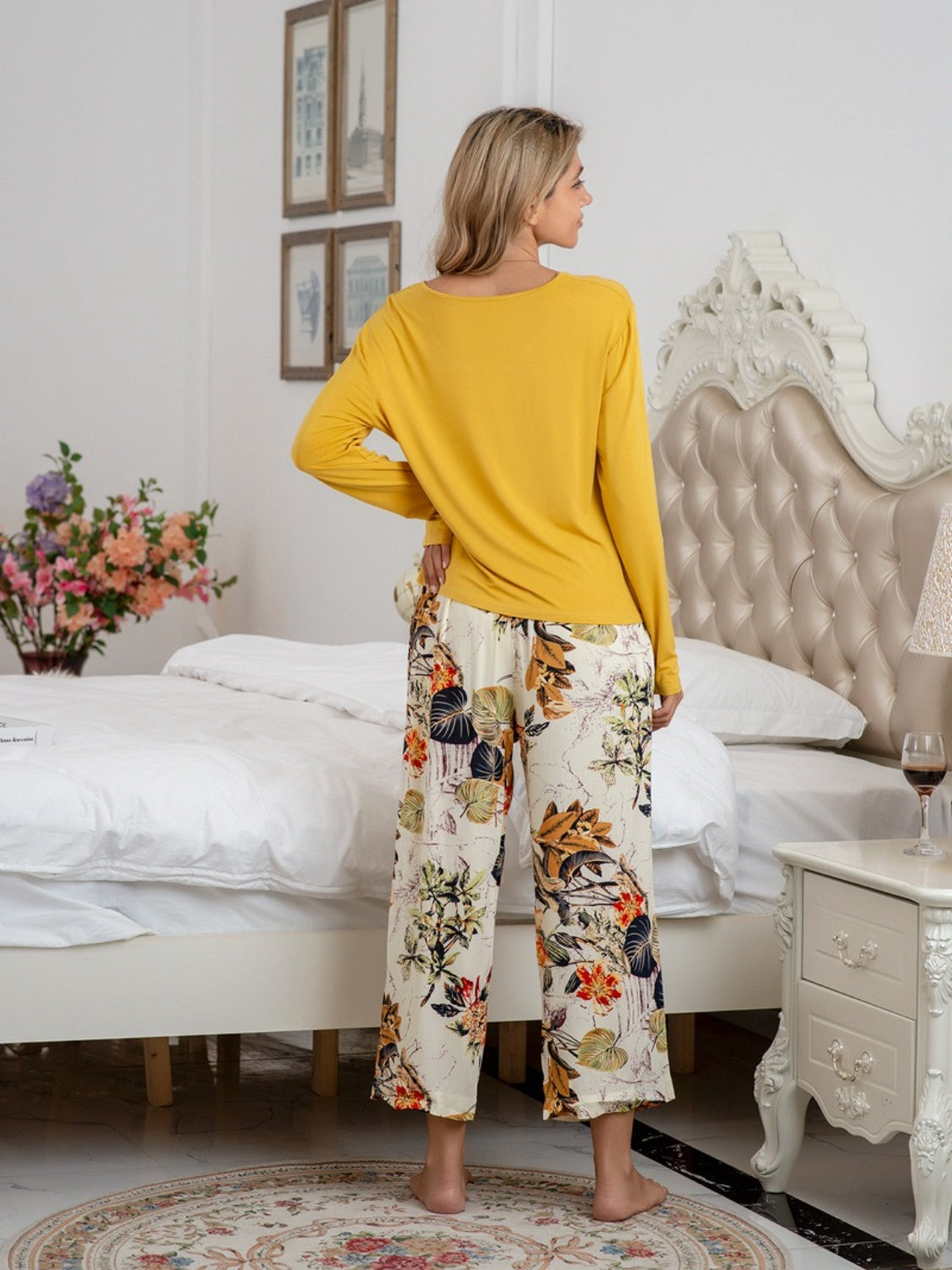 Conjunto lounge de top con cuello redondo y pantalón estampado